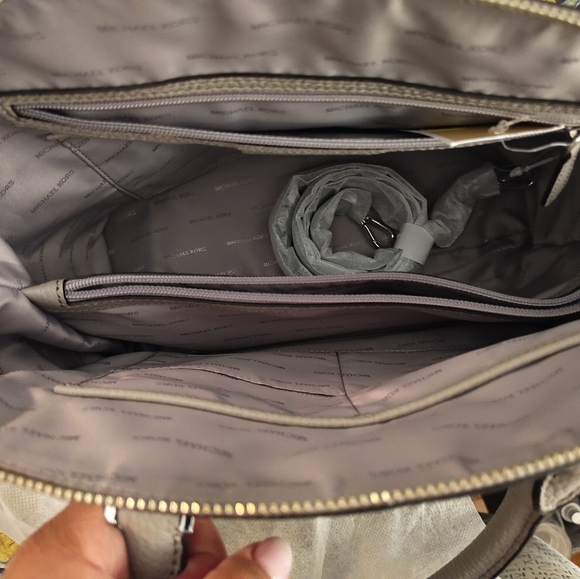 Michael Kors Riley Large Satchel/Shoulder Bag in Pearl Grey with silver hardware - Picture 4 of 6